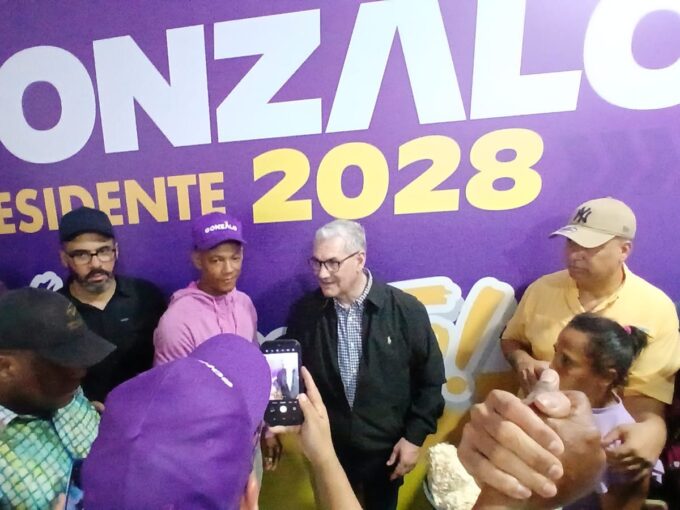Gonzalo Castillo recorre nueve localidades de Barahona y plantea medidas para impulsar producción agrícola
