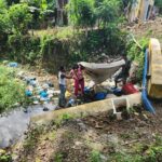 Haitianos son obligados por Medio Ambiente a recoger basura que lanzaron en afluente de Hato Mayor