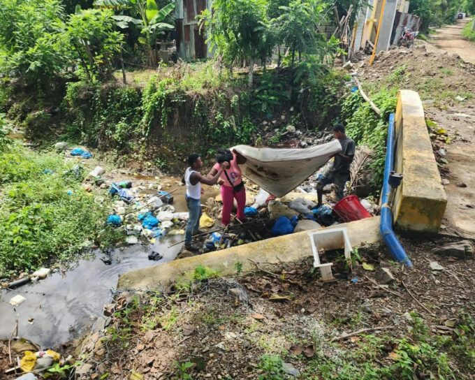 Haitianos son obligados por Medio Ambiente a recoger basura que lanzaron en afluente de Hato Mayor
