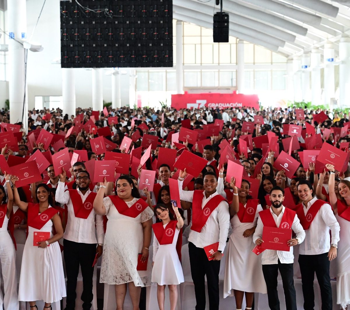 Intec gradúa a 945 profesionales y su rector los llama a “rediseñar el mundo»