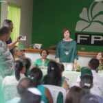 Maestros de la FP se reorganizan; Josefina Pimentel dice Leonel debe volver para “restaurar el país”