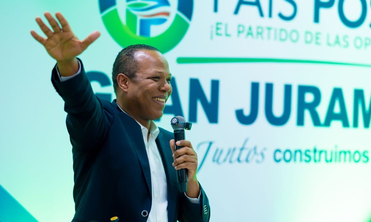 Milton Morrison y País Posible juramentan 970 nuevos miembros en Moca y SFM