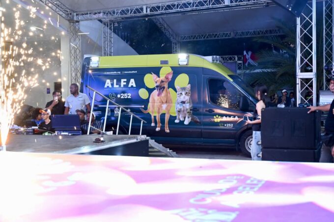Omar Fernández dona unidad veterinaria móvil a Fundación LASO durante AnimalFest 2026