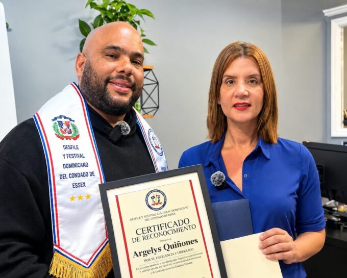 Periodista Argelys Quiñones recibe reconocimientos en Nueva Jersey por su trayectoria 