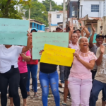 Comunitarios de El Tanque Arriba queman neumáticos en reclamo del asfaltado de su única calle