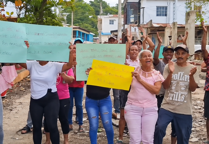 Comunitarios de El Tanque Arriba queman neumáticos en reclamo del asfaltado de su única calle