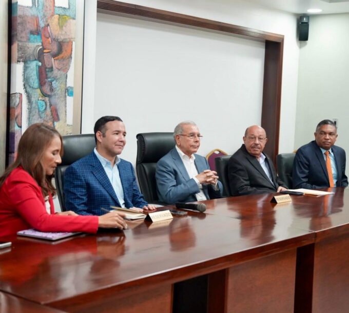 Danilo Medina y directivos de la AIRD conversan sobre situación económica del país