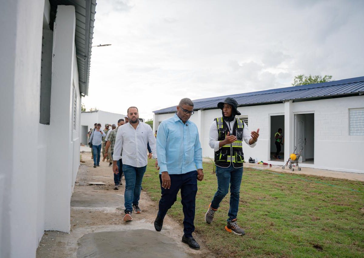 Robert Polanco supervisa terminación de Plaza Comunitaria en Bánica; entrega canchas y Paseos de los Colores en Elías Piña y San Juan