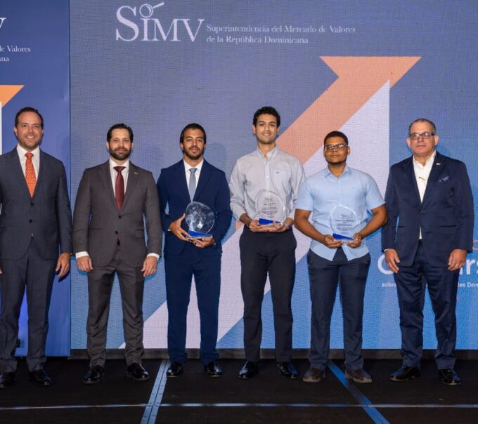 SIMV premia investigaciones sobre el potencial de la diáspora en el mercado de capitales dominicano