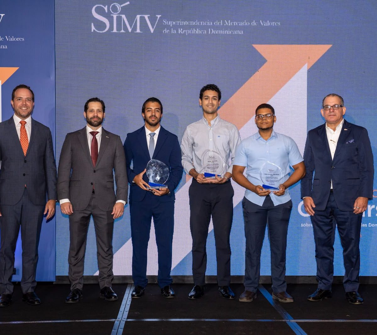 SIMV premia investigaciones sobre el potencial de la diáspora en el mercado de capitales dominicano