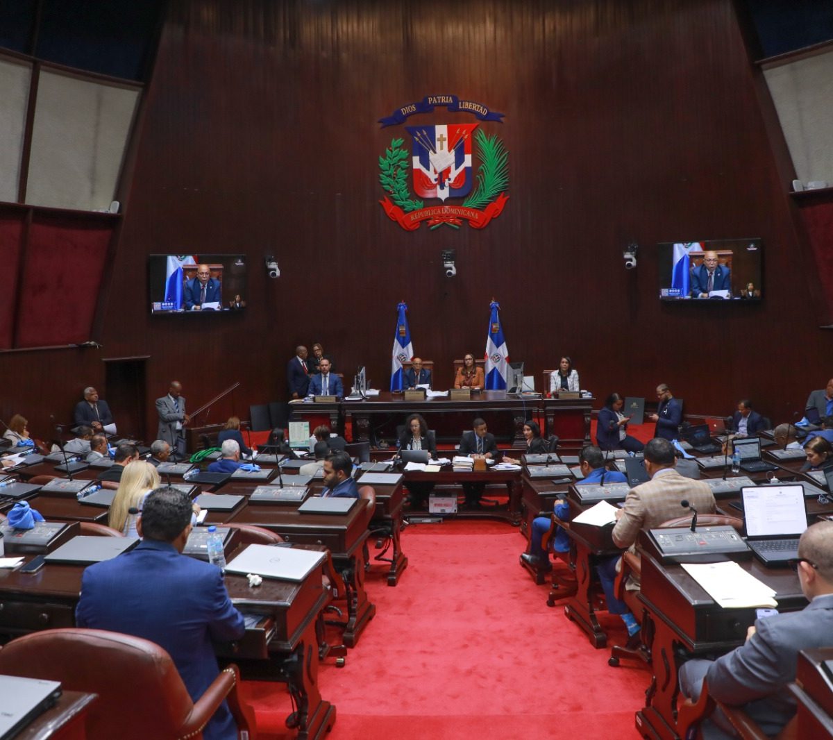 Diputados oficialistas y de oposición chocan por aumento de tasa monetaria dispuesta por el BCRD
