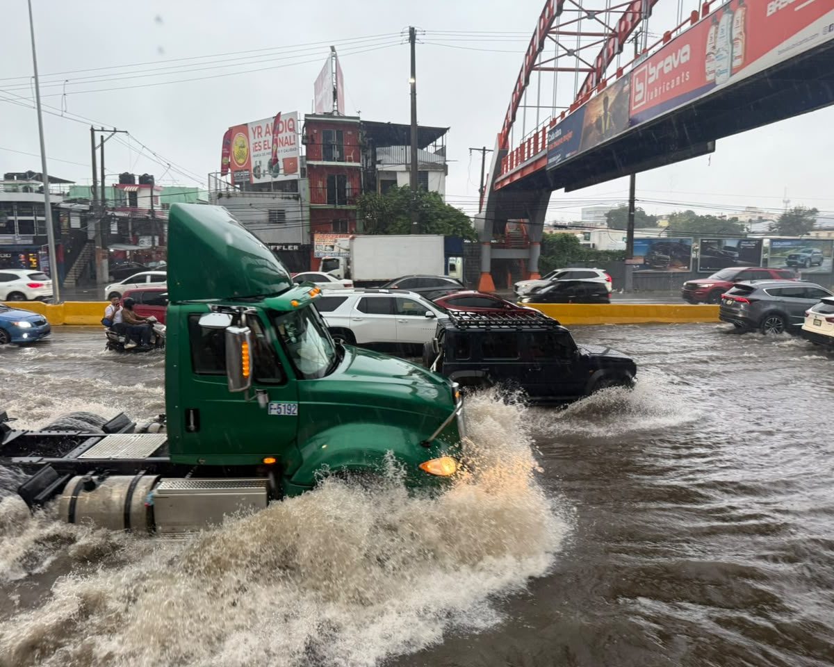 (VIDEOS) Lluvias vuelven a desnudar el Gran Santo Domingo: calles y avenidas quedan inundadas