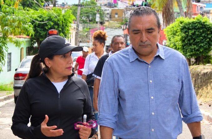 Víctor Pavón lleva ayuda a familias afectadas por inundaciones en SDN