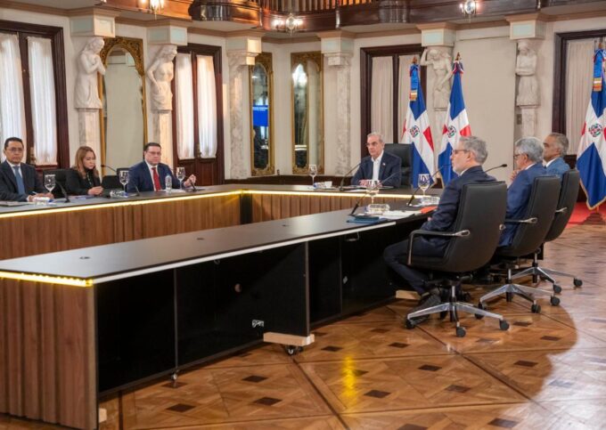 Gobierno dice mantiene tarifa eléctrica congelada y refuerza subsidios para proteger bolsillo de los dominicanos
