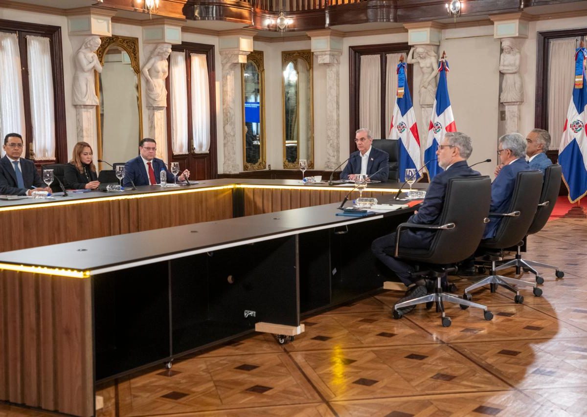 Gobierno dice mantiene tarifa eléctrica congelada y refuerza subsidios para proteger bolsillo de los dominicanos