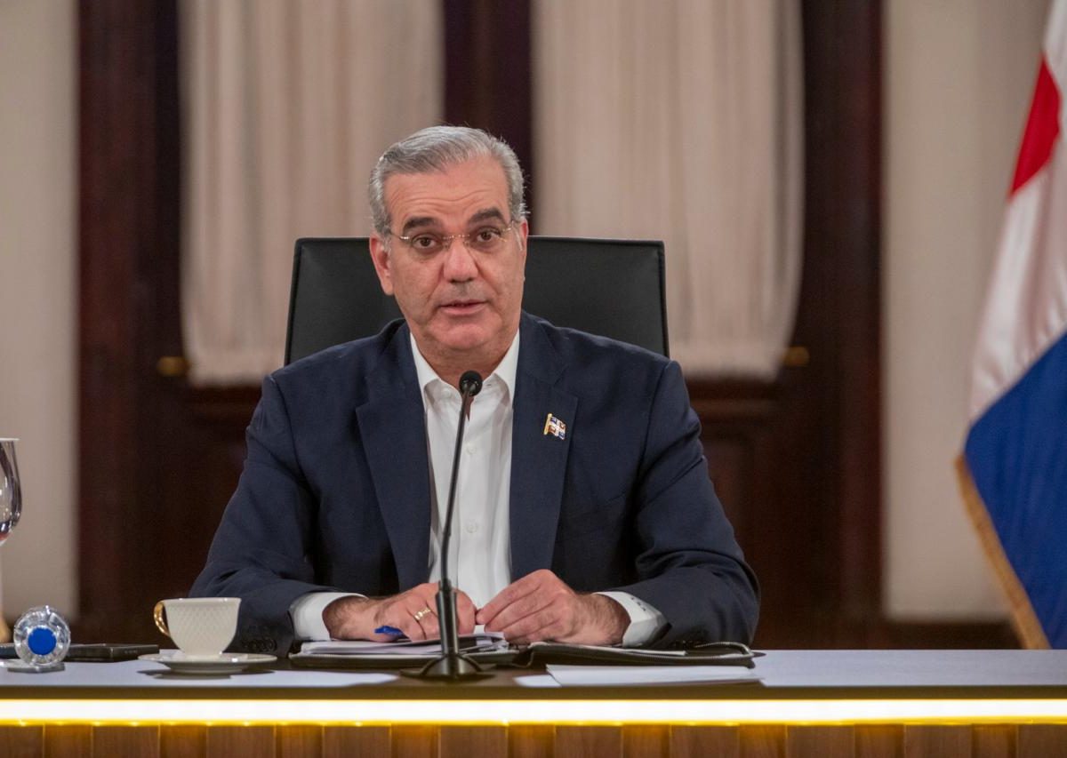 Gobierno dice mantiene a raya el alza de combustibles y absorbe hasta RD$200 por galón en el transporte