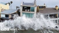Qué son las ondas Kelvin detrás del oleaje destructivo que está afectando a las costas de México y el sur de California