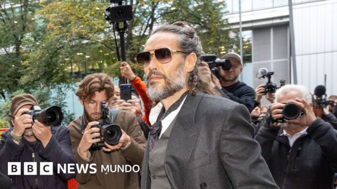 "Denuncio que Russell Brand me violó": el testimonio de una de las 6 mujeres que acusan al actor y exesposo de Katy Perry