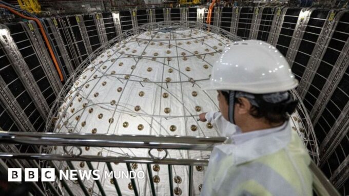 Qué son los neutrinos, las "partículas fantasma" del universo por las que el belga Francis Halzen ganó el Nobel de Física