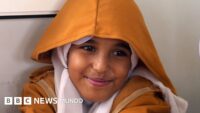 Los niños que desafían a francotiradores y morteros para ir a la escuela cerca del frente de guerra en Yemen