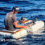 La impactante imagen de un migrante cubano sobre una pequeña balsa improvisada frente a la costa de Florida