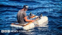 La impactante imagen de un migrante cubano sobre una pequeña balsa improvisada frente a la costa de Florida