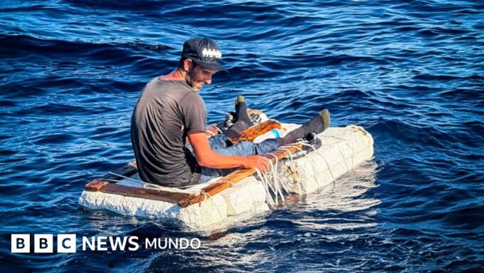 La impactante imagen de un migrante cubano sobre una pequeña balsa improvisada frente a la costa de Florida