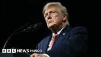 La justicia le ordena a Trump responder preguntas bajo juramento en su demanda contra la BBC