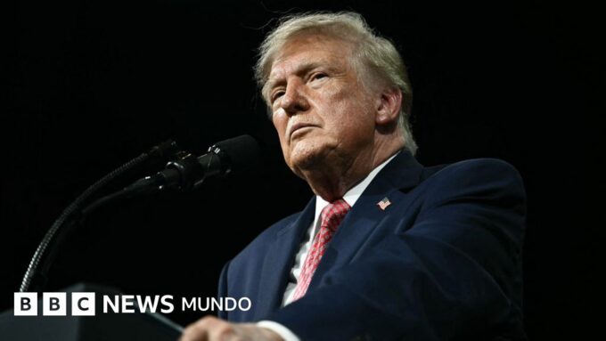 La justicia le ordena a Trump responder preguntas bajo juramento en su demanda contra la BBC