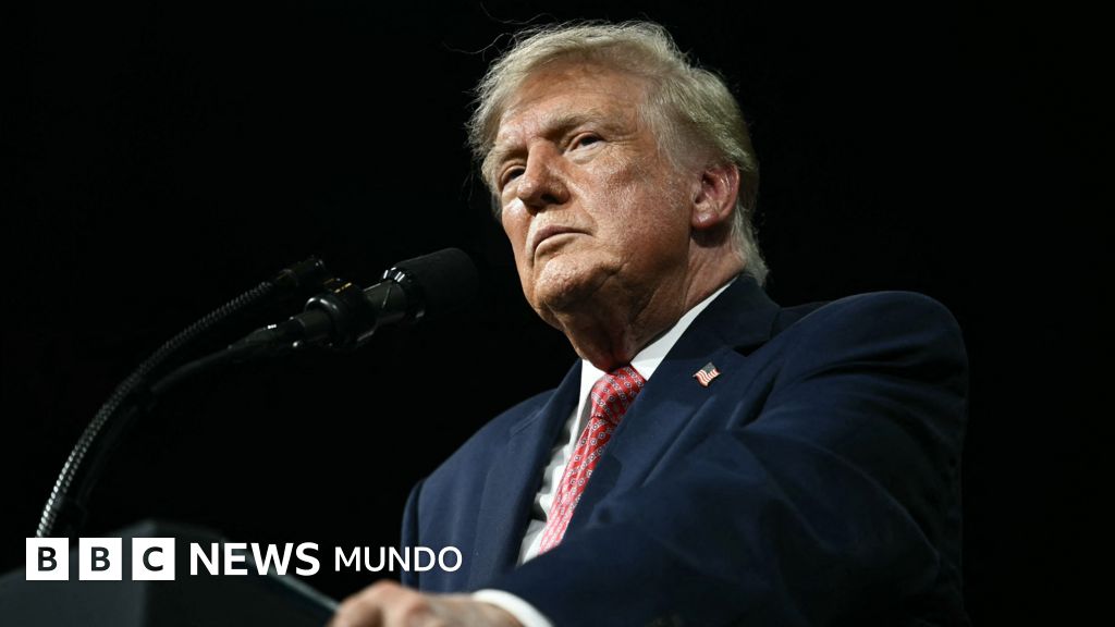 La justicia le ordena a Trump responder preguntas bajo juramento en su demanda contra la BBC