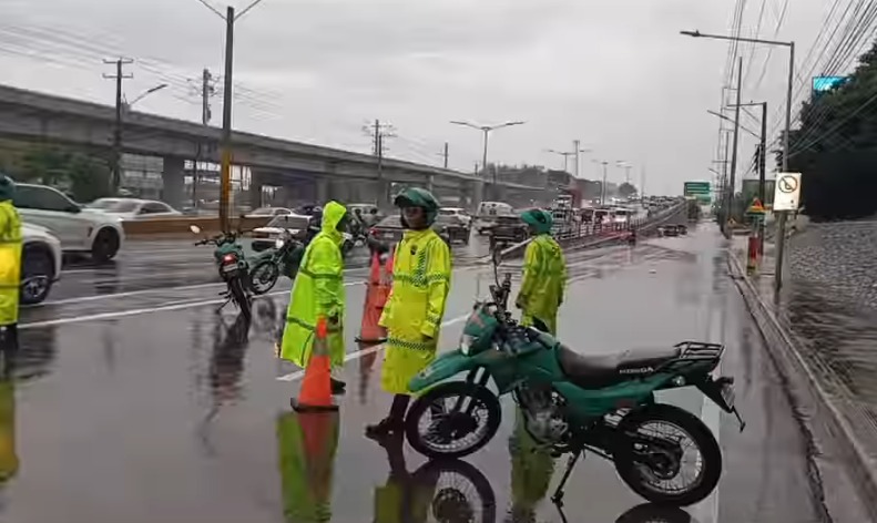 Digesett restringe el tránsito en varias vías de Santo Domingo por inundaciones