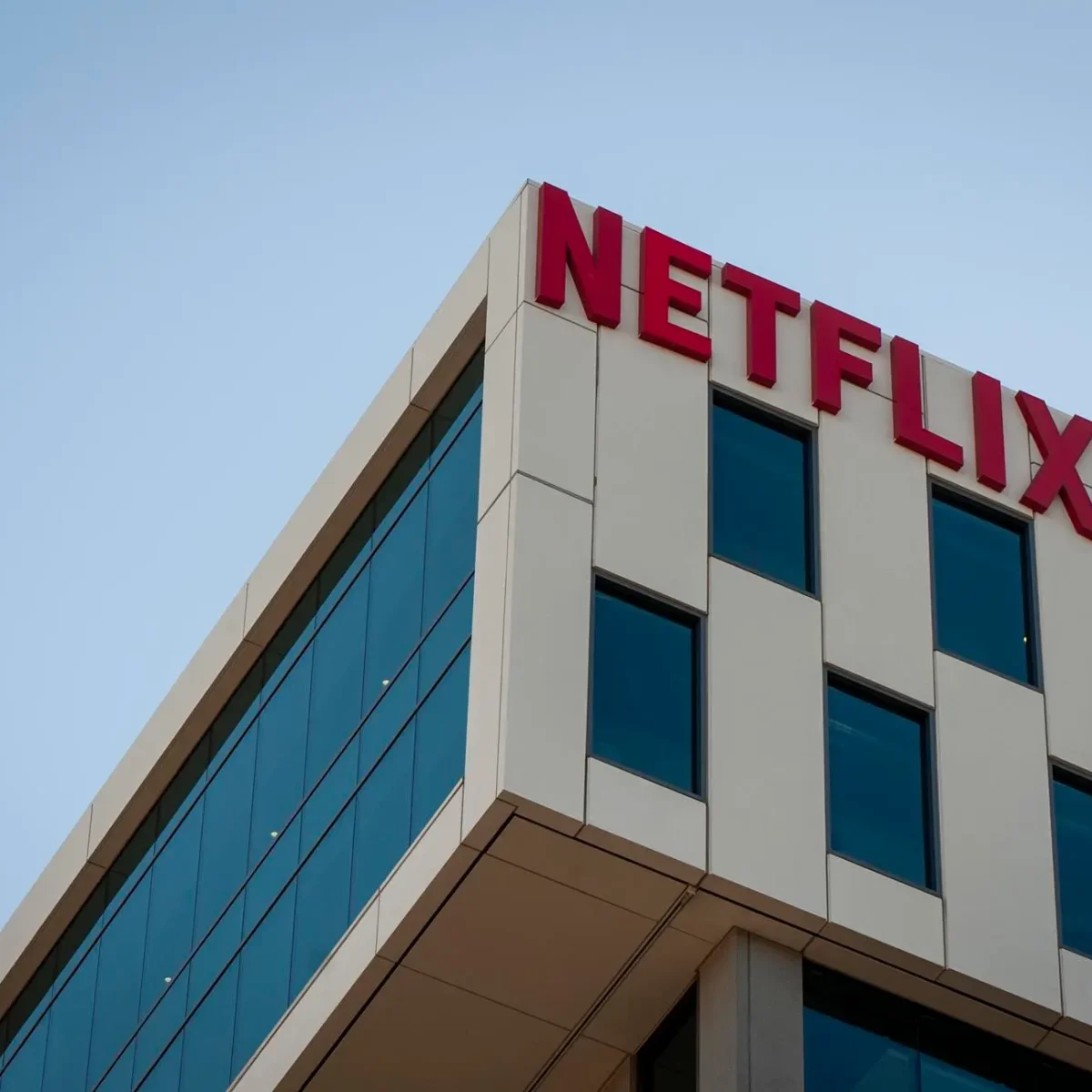 La acción de Netflix baja y no logra tranquilizar a Wall Street